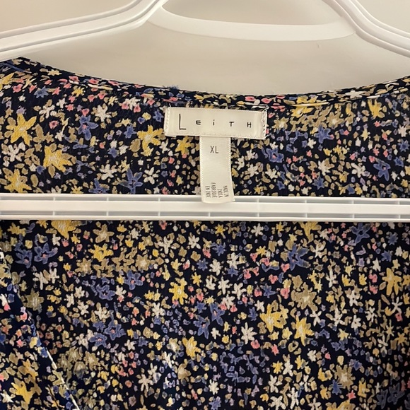 Leith (Nordstrom) Floral Top - Picture 3 of 3